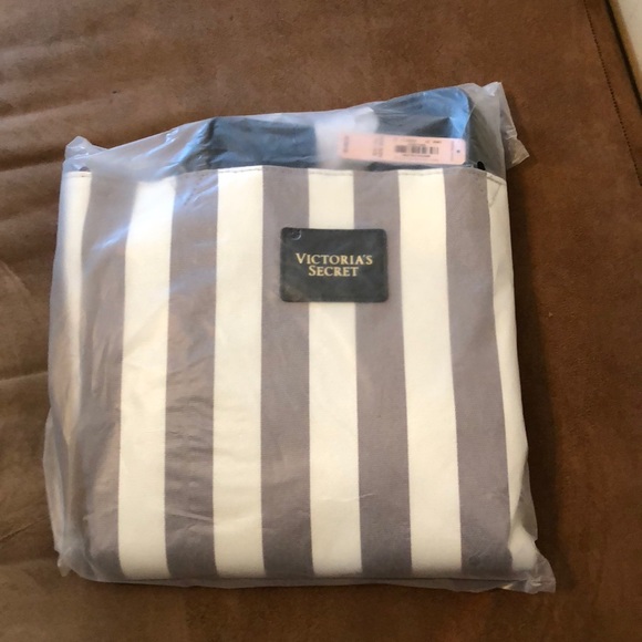 NWT! Victoria’s Tote Striped Tote - Picture 3 of 6